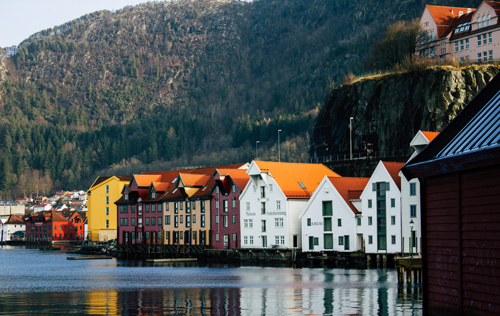 houses-on-water-front-bergen-norway